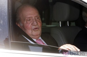 El Rey Juan Carlos ingresando en el Hospital Quirón para ser operado de la cadera izquierda.