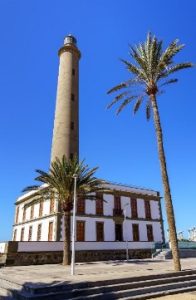 Faro de Maspalomas. Situado en el extremo meridional de Gran Canaria, fue puesto en servicio en 1890 y al igual que el Lazareto de Gando dio cobijo a muchos náufragos