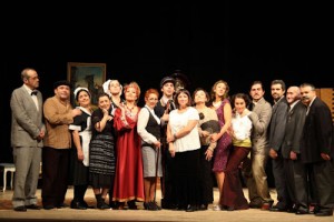 Elenco de actores en el teatro del Centro Cultural Blas de Otero.