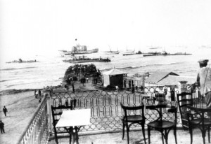 Submarinos frente al muelle de Antonio Mínguez Sáncchez ‘el Turbio’ / Foto A. Darblade – Cedida por la familia Cantos Ballester