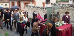 Los vecinos participaron el sábado en la procesión de la Virgen de Aldeasoña. / JUAN CUÉLLAR