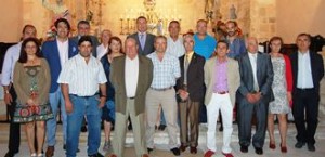 Alcaldes y autoridades de la Comunidad, en la iglesia de San Miguel de Fuentidueña. / Juan Cuéllar Lázaro