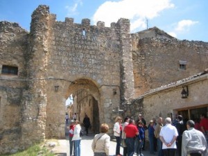 Puerta de entrada al pueblo segoviano de Maderuelo.