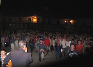 Un momento de la segunda cita de las visitas guiadas nocturnas a Arévalo. / Ricardo Guerra