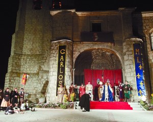 El pórtico de la iglesia de San Esteban Protomártir sirvió de marco a la recreación de la histórica boda. / Ángel Ayala