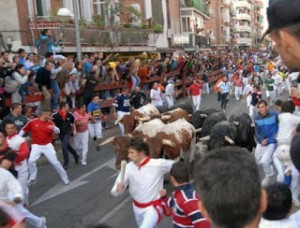 Encierro de toros de Victoriano del Río en la Calle Real. / JM Quesada