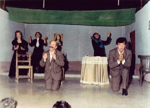 Año 1956. Una escena del sainete  “La barraqueta del  Nano”. Los actores pertenecen  al grupo “La Aficiò”.