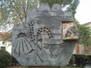 Fuentepiñel (Segovia). Monumento homenaje al pueblo castellano.