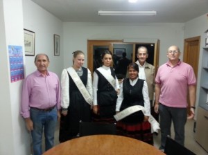 Miembros de la corporación  municipal, pregonero, reina de las fiestas y damas de honor.