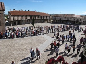 Centenares de personas aguardan para poder entrar en la exposición. / RGS.