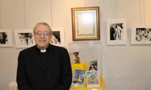 El cura de La Copa en la exposición de sus bodas sacerdotales.