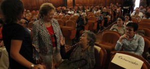 La concejala de Sanidad, Trinidad Ordiz saluda a la cronista de Oviedo, Carmen Ruiz-Tilve, durante la celebración de la Jornada. /  luisma murias