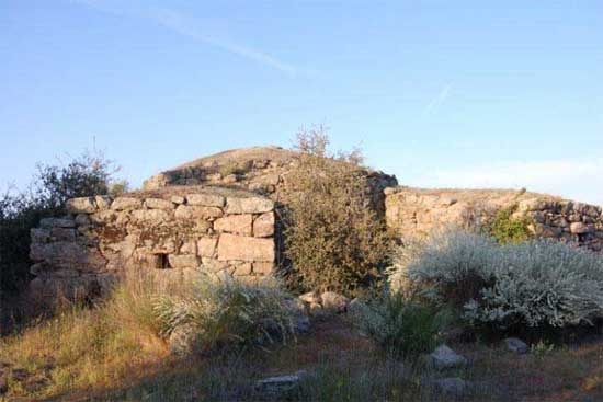 EL ALTAR RUPESTRE DE LA MOLINETA (TRUJILLO) Y SU ENTORNO ARQUEOLÓGICO