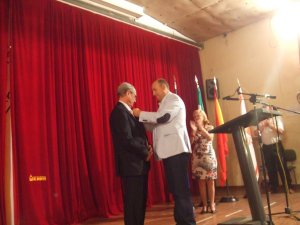 IMPOSICIÓN DEL ESCUDO DE ORO DE SEGURA DE LEÓN (BADAJOZ) A SU CRONISTA OFICIAL ANDRÉS OYOLA