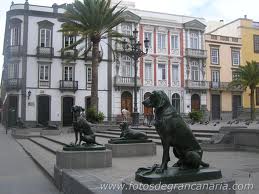 UN PASEO SALUDABLE POR VEGUETA GUIADA POR EL CRONISTA OFICIAL DE LAS PALMAS DE GRAN CANARIAS, JUAN JOSÉ LAFORET