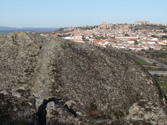 EL ALTAR RUPESTRE DE ‘LA MOLINETA’ Y SU ENTORNO ARQUEOLÓGICO