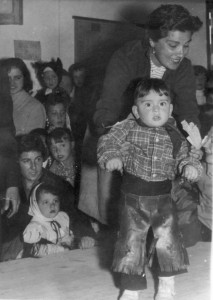 Torrevieja, carnavales infantiles de 1958. Francisco Sala, de vaquero americano, ayudado en su primer desfile Carnaval.