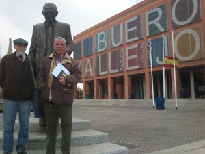 El cronista de Parla, José Antonio Mateos Carretero, junto a Pedro Rodríguez actual presidente (en funciones) del “Instituto de Estudios Históricos del Sur de Madrid” a las puertas de la nueva sede, el C.C. Buero Vallejo