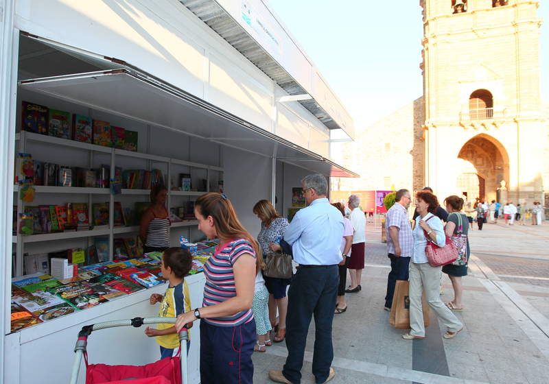 TALLERES, SORTEOS Y PRESENTACIONES CENTRAN UNA FERIA DEL LIBRO DE LA BEÑEZA CON 23 EXPOSITORES