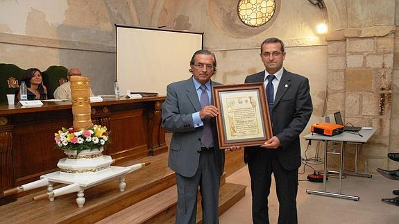 EL ALCALDE DE SANTA MARÍA LA REAL DE NIEVA (SEGOVIA) Y EL DIPUTADO DE CULTURA ALABAN EL ESFUERZO DE LOS VECINOS POR CONSERVAR UNA TRADICIÓN MUY ANTIGUA • EL RECONOCIMIENTO FACILITARÁ NUEVOS ESTUDIOS SOBRE LA OFRENDA DE LOS CIRIOS