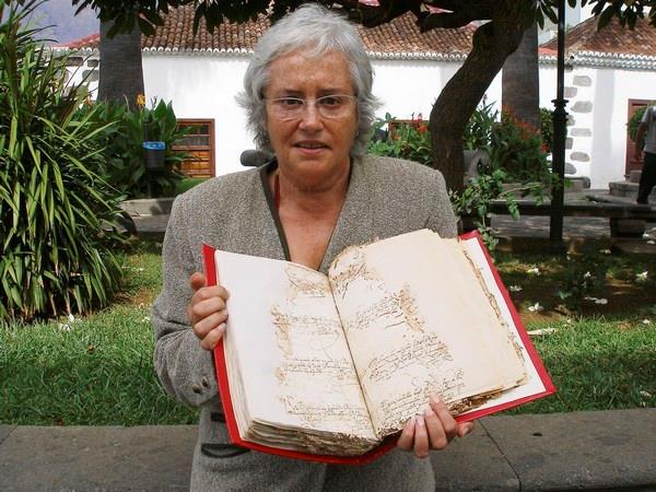 MARÍA VICTORIA PÉREZ HERNÁNDEZ, CRONISTA OFICIAL DE LOS LLANOS DE ARIDANE LA PALMA – CANARIAS), COLABORA EN UN PROGRAMA DE TV CUATRO