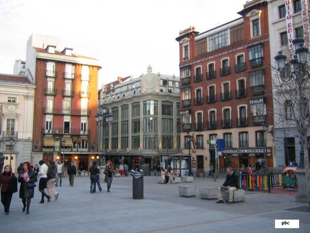 LUIS PRADOS DE LA PLAZA, CRONISTA OFICIAL DE MADRID DESCRIBE EL BARRIO DE LAS LETRAS EN UNA GUÍA TURÍSTICA Y COMERCIAL