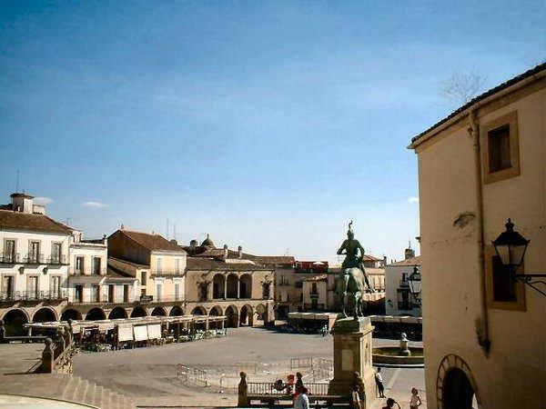 JOSÉ ANTONIO RAMOS RUBIO, CRONISTA OFICIAL DE TRUJILLO, DONA PARTE DE SU PATRIMONIO BIBLIOGRÁFICO