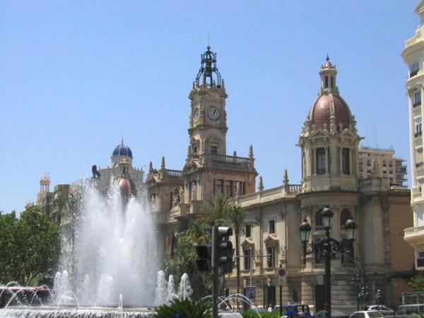 EL VOCAL DE LA AECO Y PRESIDENTE DE LA ASOCIACIÓN DE CRONISTAS OFICIALES DEL REINO DE VALENCIA, FCO. DE PAULA MOMBLANCH GARCÍA, INVITADO AL ACTO DE ENTREGA DE LOS HONORES Y DISTINCIONES DE LA CIUDAD DE VALENCIA