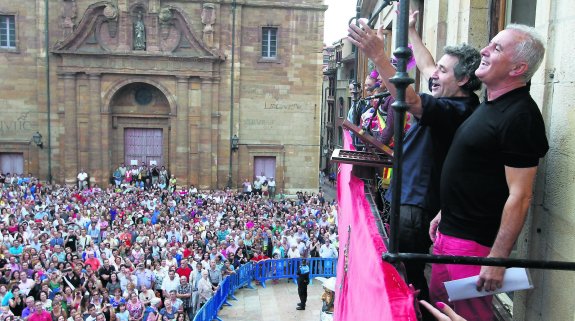 VÍCTOR MANUEL DA COMIENZO A SAN MATEO CON UN PREGÓN DONDE REVIVE SU INFANCIA Y SUS CONCIERTOS Y RECUERDA AL POETA Y AMIGO ÁNGEL GONZÁLEZ, «UN SER DE OTRA GALAXIA»: «LOS QUE VIVÍS EN OVIEDO NO SÉ SI SABÉIS MUY BIEN LO QUE TENÉIS»