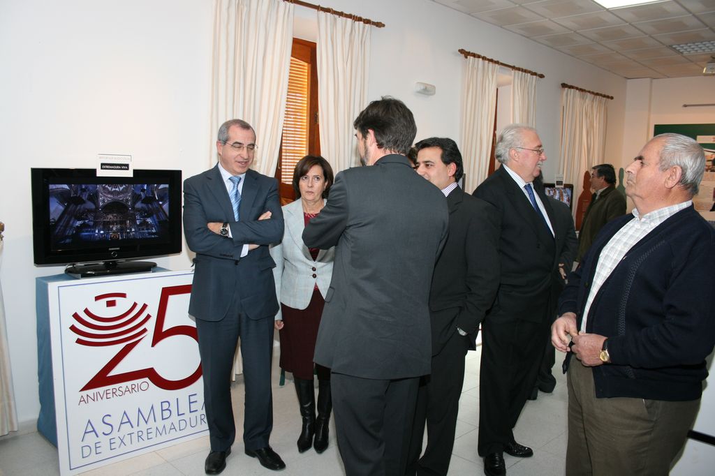 VISITA GUIADA A LA EXPOSICIÓN XXV ANIVERSARIO DEL ESTATUTO DE AUTONOMÍA POR EL CRONISTA OFICIAL DE MÉRIDA (BADAJOZ), JOSÉ LUÍS MOSQUERA