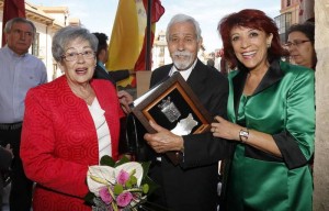 Martínez, con su mujer, Gema Quintana (izquierda), y la alcaldesa, en el pregón de Santa Marta. - Jesús