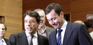 El presidente de la Comunidad de Madrid, Ignacio González con el secretario general de Madrid del PSOE, Tomás Gñomez.