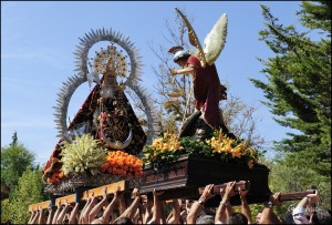 Encuentro de las imágenes de San Miguél y la Virgen de la Fuensanta.