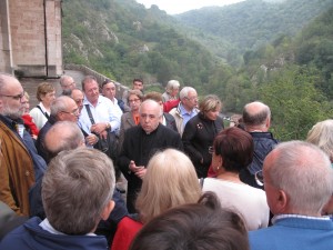 Cronistas y acompañantes en Covadonga. Fotos Ricardo Guerra