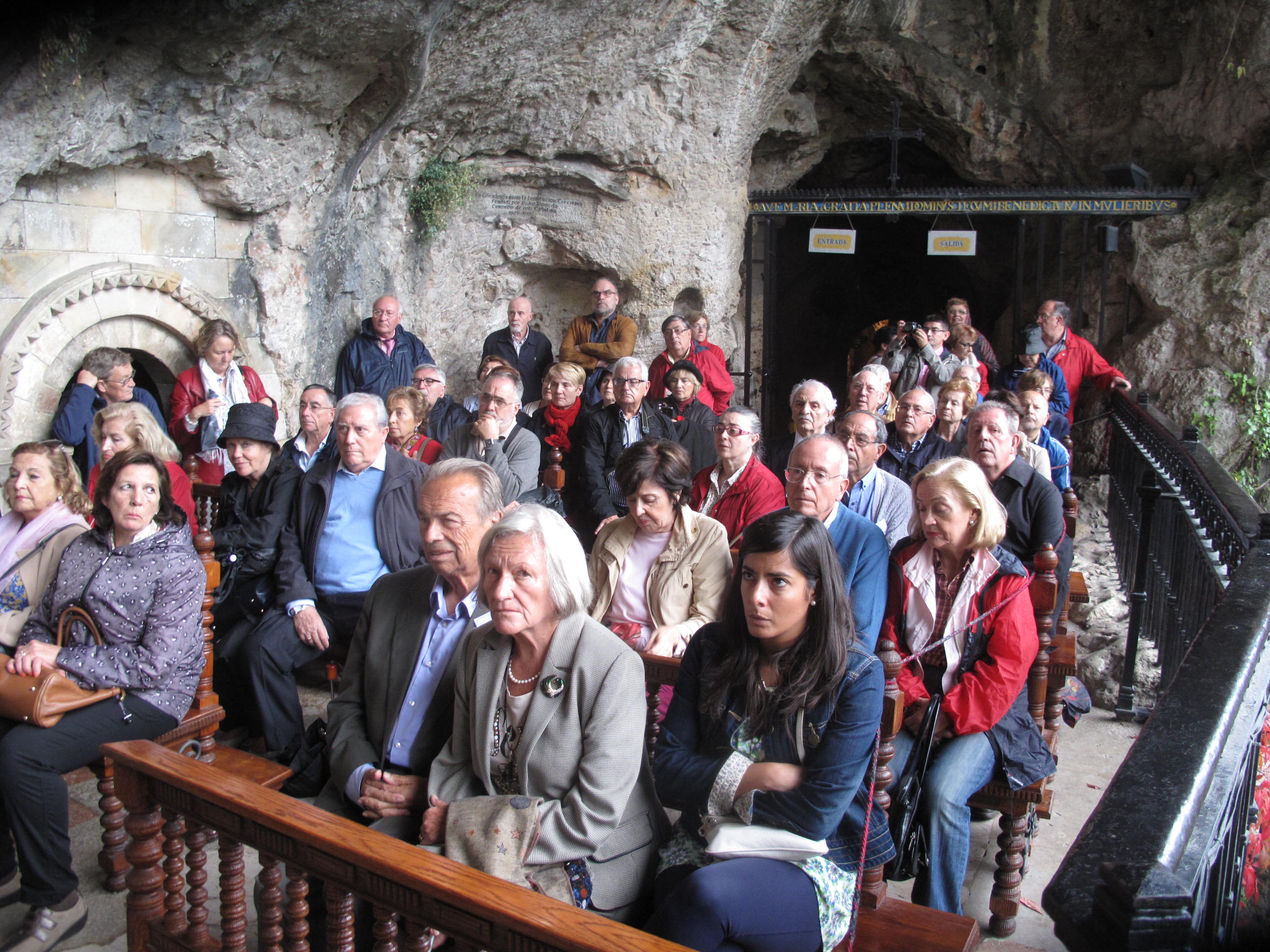 ANTE LA VISITA A COVADONGA DE ASAMBLEARIOS DE  LA ASOCIACIÓN ESPAÑOLA DE CRONISTAS OFICIALES.