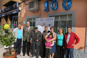 El alcalde de Leganés, Jesús Gómez , segundo por la izquierda con Salustiano y su famila a las puertas de su domicilio en Leganés