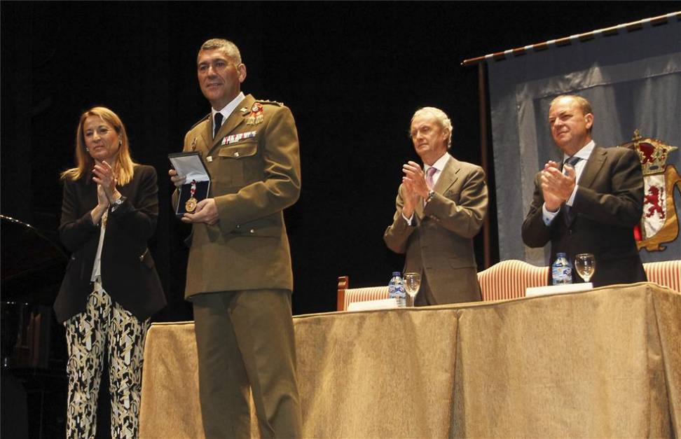 LA INSTALACIÓN MILITAR DE CÁCERES RECIBE LA MEDALLA DE ORO DE LA CIUDAD • EL MINISTRO DE DEFENSA RATIFICA EL FUTURO DEL CEFOT DE CÁCERES COMO CENTRO DE FORMACIÓN DE TROPA