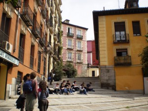 Calle del Rollo cercana al Viaducto, la Calle Segovia, y el Madrid de los Austrias.