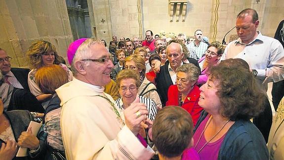 FAMILIARES Y VECINOS DE FUENTES DE NAVA Y CASTROMOCHO OCUPARON UN LUGAR PROTAGONISTA ENTRE LAS 3.000 PERSONAS QUE LLENARON LA CATEDRAL DE SANTANDER EN LA TOMA DE POSESIÓN DE MANUEL SÁNCHEZ MONGE COMO OBISPO