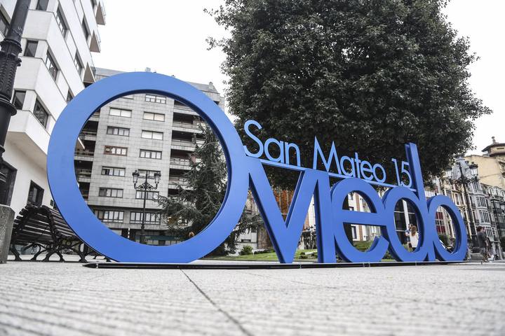 DIEGO CERVERO Y HÉCTOR FERNÁNDEZ PREGONAN SAN MATEO DESDE EL BALCÓN CONSISTORIAL: «EL REAL OVIEDO ES EL BUQUE INSIGNIA DE LOS VALORES QUE ESTA CIUDAD LLEVA POR BANDERA»