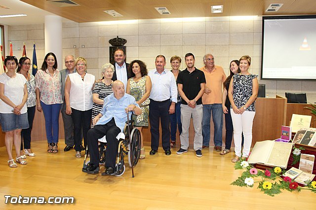 EL CRONISTA OFICIAL DE TOTANA (MURCIA), MATEO GARCÍA, DONA AL ARCHIVO MUNICIPAL UNA PARTE DE SUS COLECCIONES ORIGINALES PERSONALES DE PRENSA