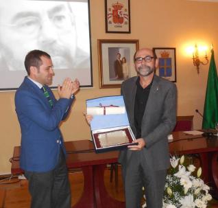 «SÓLO HICE AQUELLO EN LO QUE CREÍA: EDUCACIÓN Y CULTURA», AFIRMA LUIS ALBERTO SALCINES • EL PROFESOR CÁNTABRO SE CONVIRTIÓ AYER EN HIJO ADOPTIVO DE CANGAS DE ONÍS