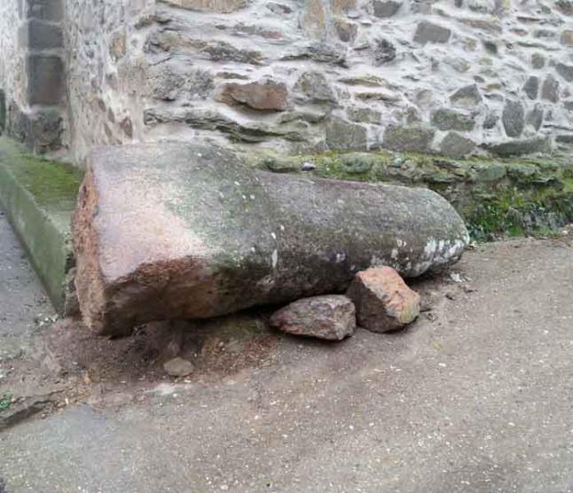 UN TRACTOR DERRIBA POR ACCIDENTE EL MILIARIO ROMANO DE SAN VITERO • EL HISTÓRICO MONUMENTO NO SUFRIÓ DAÑOS Y EL AYUNTAMIENTO DE ALISTE Y PATRIMONIO ESTUDIAN UNA NUEVA UBICACIÓN MÁS SEGURA