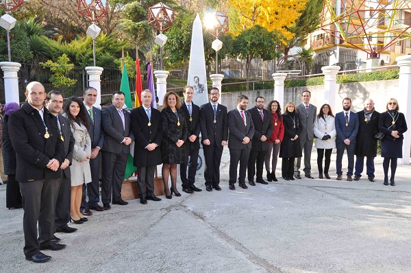 LOJA (GRANADA) DEDICA UN OBELISCO A SUS TRES VECINOS LAUREADOS