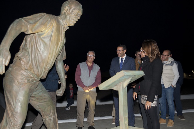 TEGUISE (CANARIAS) RINDE HOMENAJE AL BOTE DE LA PELOTAMANO CON LA INSTALACIÓN DE UNA ESCULTURA EN SOO