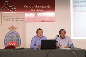 El conferenciante Juan Jesús Diez y el presidente del Instituto Jiménez de Gregorio, Juan Antonio Alonso Resalt.