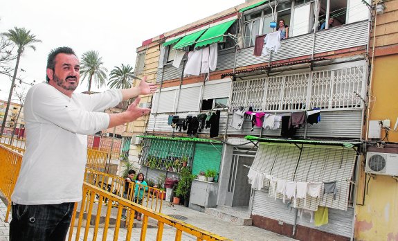 VECINOS DE LA FAMA DENUNCIAN QUE SUS CASAS SE DESMORONAN «Y NADIE HACE NADA»: «¡DILE, DILE AL CONSEJERO QUE VENGA!»