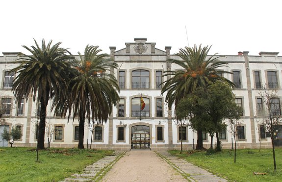 MAÑANA A LAS 20 HORAS, EN LA SUBDELEGACIÓN DE DEFENSA, CUARTEL INFANTA ISABEL (JUNTO A LA PLAZA DE TOROS) CONFERENCIA SOBRE JUANA I DE CASTILLA POR SANTOS BENÍTEZ FLORIANO, CRONISTA OFICIAL DE CÁCERES