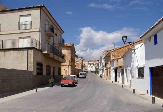 CALLE DE LES ALFARERIES  EN ESTE VÍA, QUE ALBERGABA LA ACTIVIDAD COMERCIAL DE ALFARA, SE HALLA UN REFUGIO SUBTERRÁNEO DE LA GUERRA CIVIL