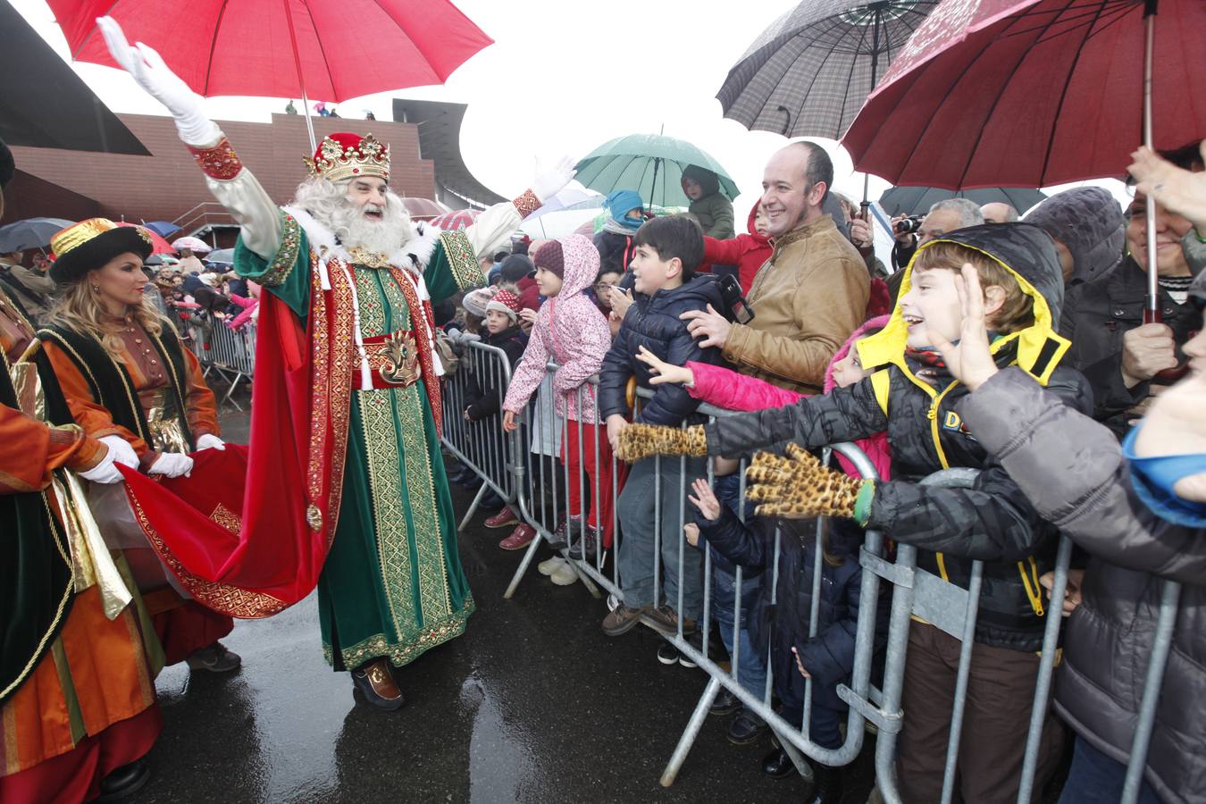 LOS REYES MAGOS PONEN DEBERES • MELCHOR, GASPAR Y BALTASAR PIDEN A LOS NIÑOS AVILESINOS QUE SEAN BUENOS Y HAGAN «UNA LISTA CON SUS AMIGOS NEGROS Y BLANCOS»